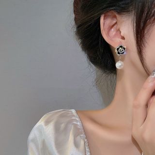 Bông tai nữ viền Ngọc trai