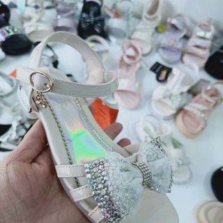 Sandal bé gái chất da mềm êm chân đính hạt lấp lánh