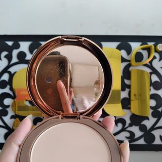 Phấn phủ kèm phấn bắt sáng Kiss Beauty 24k Gold