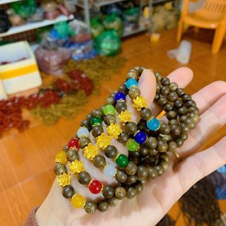 Vòng trầm hương mix hoa sen vàng