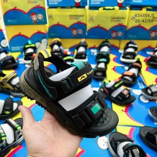 Sandal trẻ em màu đen quai ngang dán K568