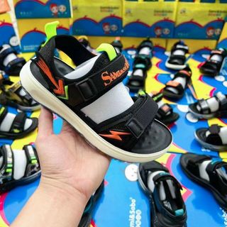 Sandal trẻ em màu đen quai ngang dán K568