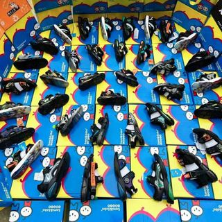 Sandal trẻ em màu đen quai ngang dán K568