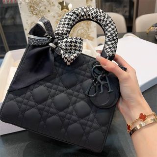 Tưi Xách DR siêu xinh xuống phố