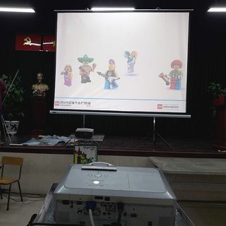 Màn chiếu 3 chân 150 inch (3m05x2m29)