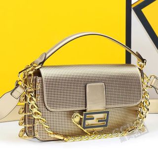 Túi xách vàng cao cấp size 28
Giá : 10 tr —>4tr