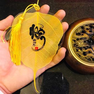 Lá bồ đề in chữ thư pháp