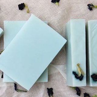 GIA CÔNG XÀ BÔNG HOA ĐẬU BIẾC, XÀ PHÒNG ĐẬU BIẾC THẢO MỘC LÀM MÁT DA, SẠCH NHỜN, TRỊ MỤN LƯNG - GREENHANDS