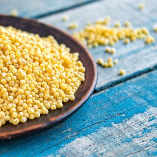 Hạt Kê Vàng Tách Vỏ Shelled Millets Nấu Chè Nấu Xôi Cháo Cho Bé Ăn Dặm Hoàng Phương 500GR