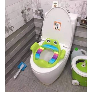 LÓT BỒN CẦU ẾCH CHO BÉ CÓ TAY VỊN