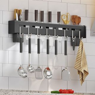 Kệ sắt cài dao,kéo dán tường , có lọ đưng đũa muỗng tặng kèm 4 móc sắt treo đồ, giá gác dao đồ dùng nhà bếp - Kệ gác dao dán tường giá sỉ