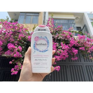 Dung dịch vệ sinh cao cấp FemFresh Soothing Wash màu hồng 250ml