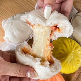 Bánh Bao Xúc Xích Sốt Cay Phô-Mai