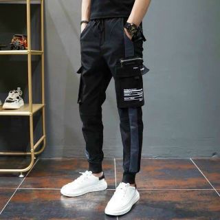 quần jogger khaki in chữ sọc vàng form đẹp chuẩn