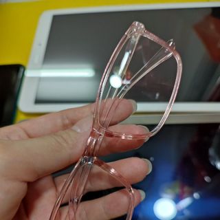 Mắt kính thời trang màu hồng mơ