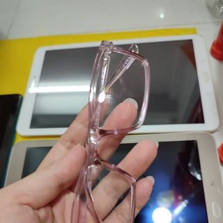 Mắt kính thời trang màu hồng mơ