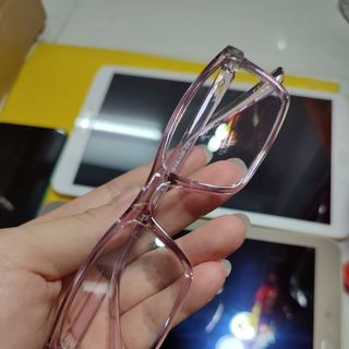 Mắt kính thời trang màu hồng mơ