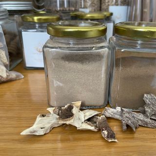 [Hộp 50g] Bột trầm hương nguyên chất từ tốc kiến xí + vụn trầm (xay nhuyễn mịn) thưởng trầm, xông nhà, làm nhang