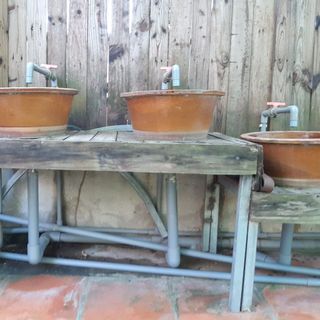 lavabo bằng sành kiểu nam bộ xưa