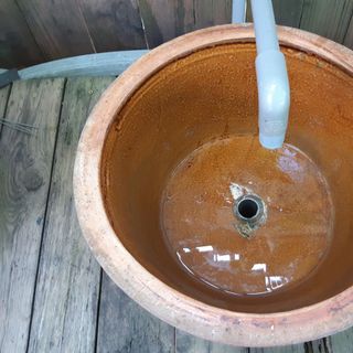 lavabo bằng sành kiểu nam bộ xưa