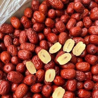 TÁO ĐỎ HÀN QUỐC HỘP 1KG ( MẪU HỘP CÓ THỂ THAY ĐỔI TÙY ĐỢT HÀNG VỀ)