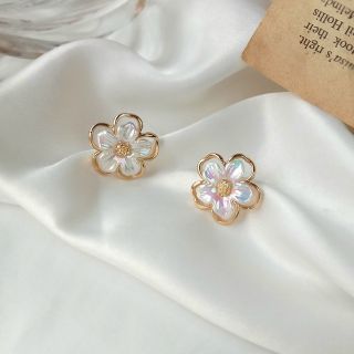 Bông tai hoa mai hiệu ứng hologram