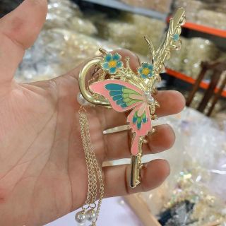 NGOẠM TÓC BƯỚM