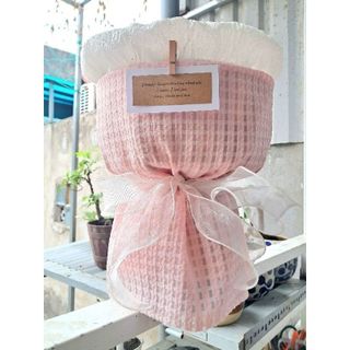 Cốt cắm hoa hồng sáp, mua về cắm thôi.