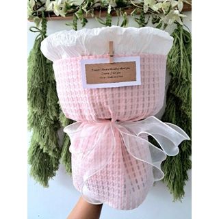 Cốt cắm hoa hồng sáp, mua về cắm thôi.
