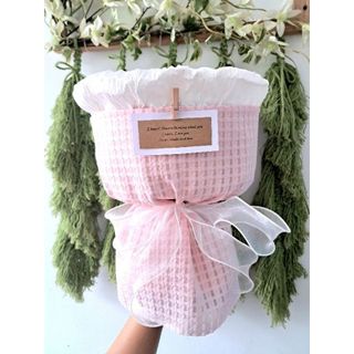 Cốt cắm hoa hồng sáp, mua về cắm thôi.