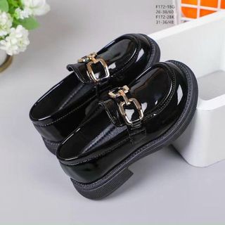 Giày lười trẻ em màu đen bóng phối xích đẹp F172