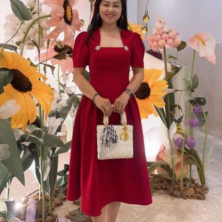 Đầm xếp li, kem phụ kiện,