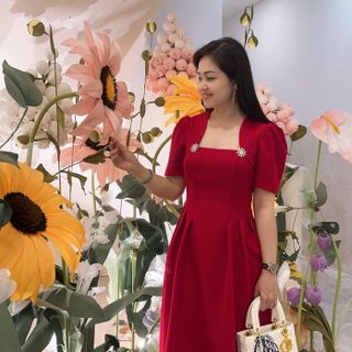 Đầm xếp li, kem phụ kiện,