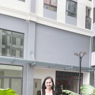 Đầm xếp li, kem phụ kiện,