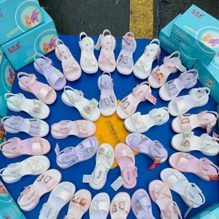 Sandal trẻ em quai ngang đính họa tiết xinh xắn V462