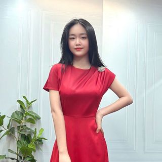 Đầm xếp li vai kèm phụ kiện