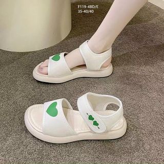 Sandal nữ quai ngang trắng họa tiết trái tim F119