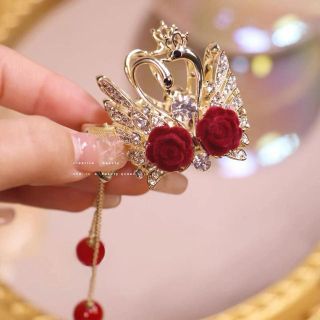 Kẹp tóc hình con công.