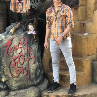 Áo sơ mi UVi Xè họa tiết thêu cánh chim độc đáo