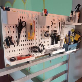 Kệ giá bảng treo tường DandiHome trang trí pegboard để đồ decor bàn học, phòng bếp, nhà tắm, đã kèm đầy đủ phụ kiện, dán
