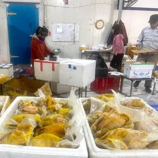 Gà ủ muối nửa con khay