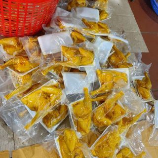Gà ủ muối nửa con khay