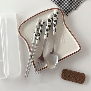 Bộ dụng cụ ăn uống cá nhân cao cấp họa tiết bò sữa cán sứ kèm hộp nhựa sang trọng
