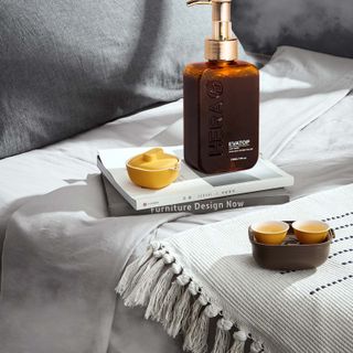 Dung dịch vệ sinh EVATOP bảo vệ sức khỏe cô bé