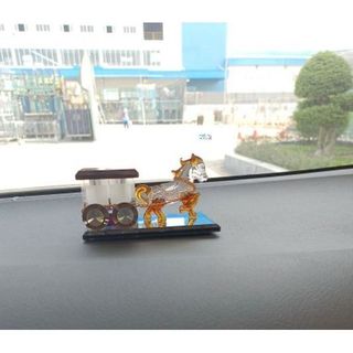 Tượng pha lê ngựa kéo xe trang trí ô tô,khử mùi hôi trong xe,hương dịu nhẹ,tạo điểm nhấn cho xe,tặng kèm nước hoa
