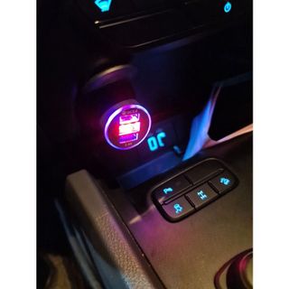 Tẩu cắm sạc trên ô tô, Tẩu sạc ô tô 2 cổng usb làm bằng kim loại sơn tĩnh điện phủ ABS có màn led báo điện áp