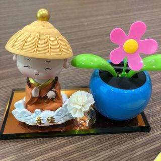 Tượng nước hoa chú tiểu gật đầu dễ thương trang trí xe hơi, ô tô KHO SỈ TOÀN QUỐC