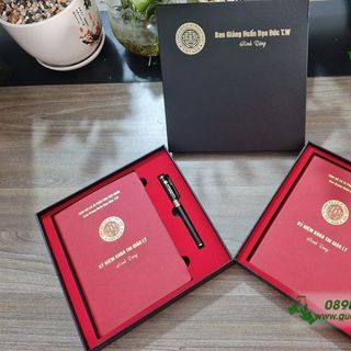 Bộ Qùa Tặng Văn Phòng Sổ Tay Ép Kim+ Bút Ký Tổ Ông khắc logo