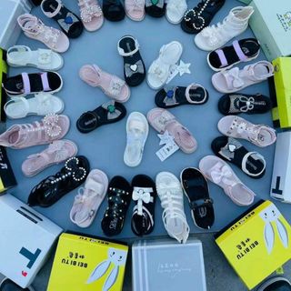 Sandal bé gái chất da mềm họa tiết dễ thương