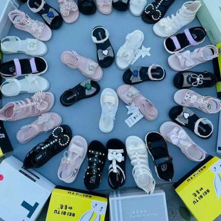 Sandal bé gái chất da mềm họa tiết dễ thương